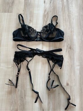 Lounge Underwear Black Lace Bra & Garter Tyra set